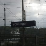 Am Bahnhof in Völklingen flüchtete der 23-Jährige aus dem Zug. Foto: Wikimedia Commons/ Geogast/ CC-BY-4.0-Lizenz.