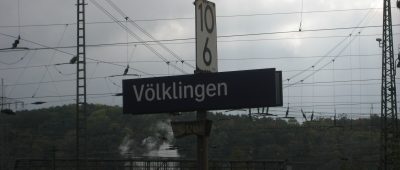Am Bahnhof in Völklingen flüchtete der 23-Jährige aus dem Zug. Foto: Wikimedia Commons/ Geogast/ CC-BY-4.0-Lizenz.