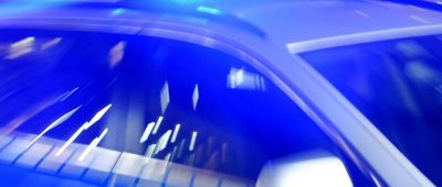 Das Blaulicht eines Polizeiautos leuchtet. Foto: Carsten Rehder/Archiv
