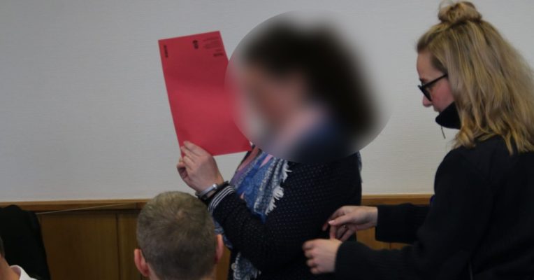 I. H. (Bildmitte, Gesicht zensiert) musste sich vor dem Landgericht in Saarbrücken verantworten. Foto: Brandon Lee Posse
