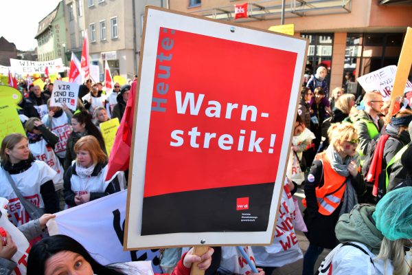 Rund 2000 Menschen gingen heute in Saarbrücken auf die Straße. Symbolfoto: Martin Schutt/dpa-Bildfunk.