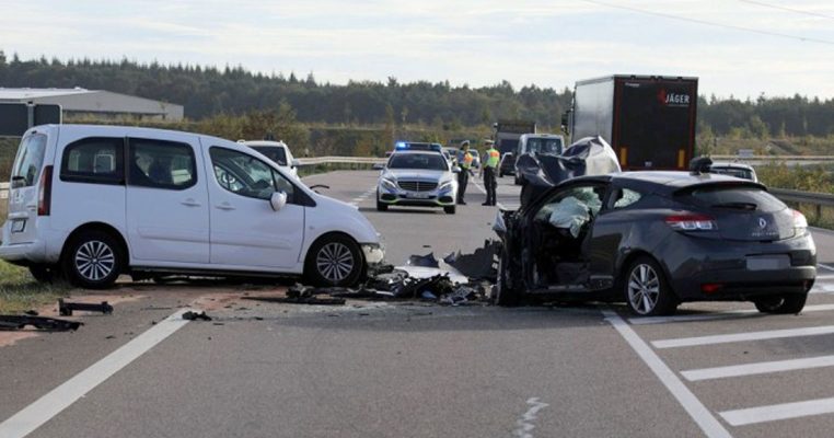 Bei diesem Unfall im Oktober 2018 wurden nahe Saarlouis zwei Menschen schwer verletzt. Archivfoto: BeckerBredel.
