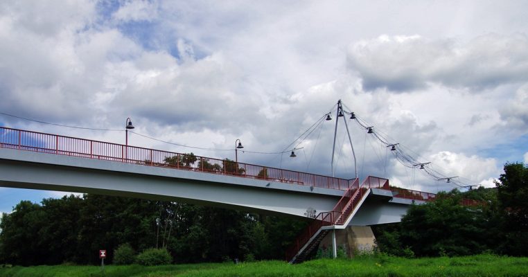 Von der Freundschaftsbrücke in Kleinblittersdorf soll ein 14-Jähriger mit Steinen auf Autofahrer geworfen haben. Archivfoto: F.J. Reichert/CC BY-SA 3.0.