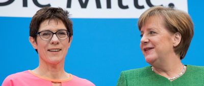 In Berlin wird spekuliert, dass Angela Merkel das Kanzleramt an AKK übergeben könnte. Foto: Kai Nietfeld/dpa-Bildfunk