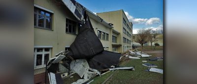 Wegen Sturmschäden am Dach müssen die Grundschule und die Kita im Völklinger Stadtteil Ludweiler geschlossen bleiben. Foto: Stadt Völklingen.