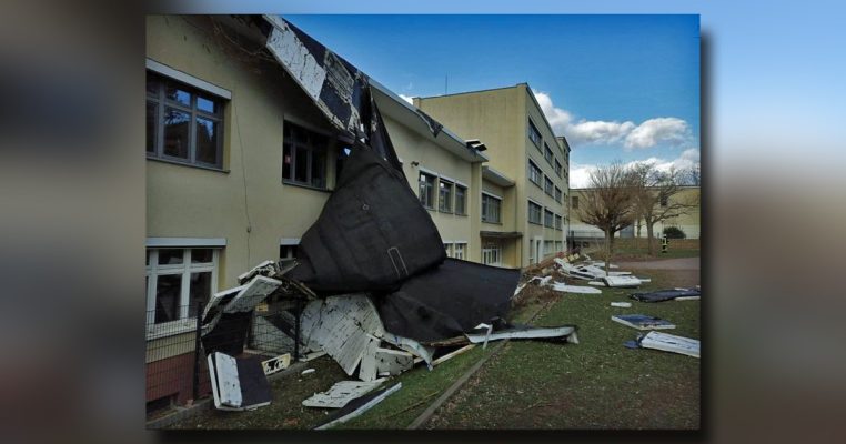 Wegen Sturmschäden am Dach müssen die Grundschule und die Kita im Völklinger Stadtteil Ludweiler geschlossen bleiben. Foto: Stadt Völklingen.