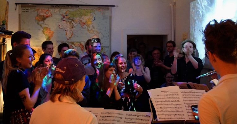 Bei Klangrausch spielen Musiker klassische Musik - im Wohnzimmer einer WG in Saarbrücken. Foto: Klangrausch
