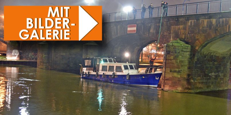Das Boot wurde am Freitagabend in Saarbrücken an die Alte Brücke gedrückt. Foto: BeckerBredel.