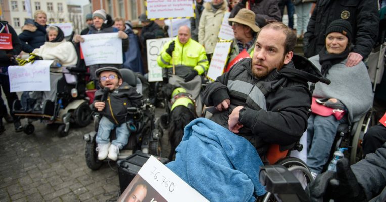 Markus Igel (31) will ein selbstbestimmtes Leben führen. Dafür demonstrierte er vor dem Landesamt für Soziales in Saarbrücken. Foto: Oliver Dietze/dpa-Bildfunk