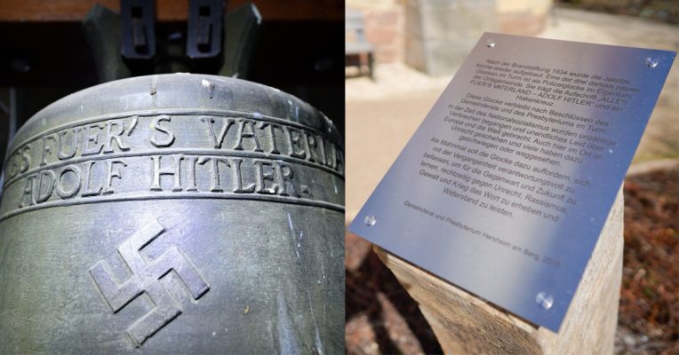 Eine Infotafel erklärt jetzt, warum die sogenannte „Hitler-Glocke“ weiterhin in Herxheim hängen bleibt. Fotos: Uwe Anspach/dpa-Bildfunk