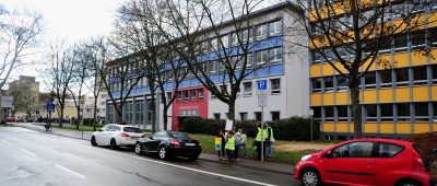An der Marienschule in Alt-Saarbrücken gibt es jetzt „Kiss & Ride“ Parkplätze für Eltern. Foto: BeckerBredel