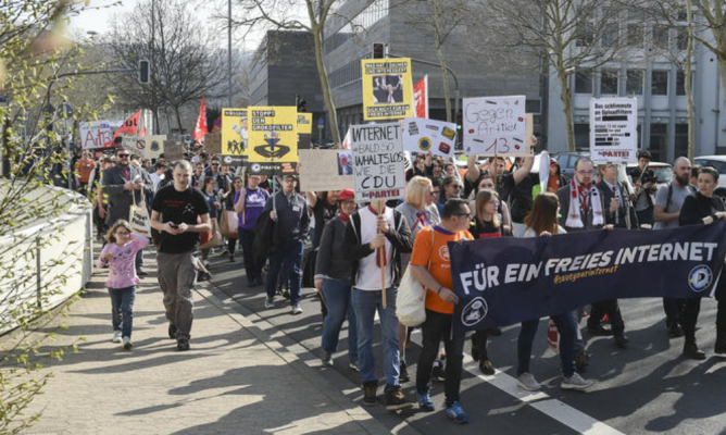 Rund 2.000 Menschen demonstrierten in Saarbrücken für die Streichung des Artikels 13. Foto: BeckerBredel