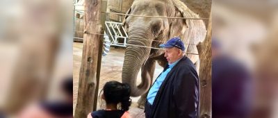 Reiner „Calli“ Calmund besuchte mit seiner Tochter im Neunkircher Zoo unter anderem die Elefanten. Foto: Zoo Neunkirchen/ Facebook