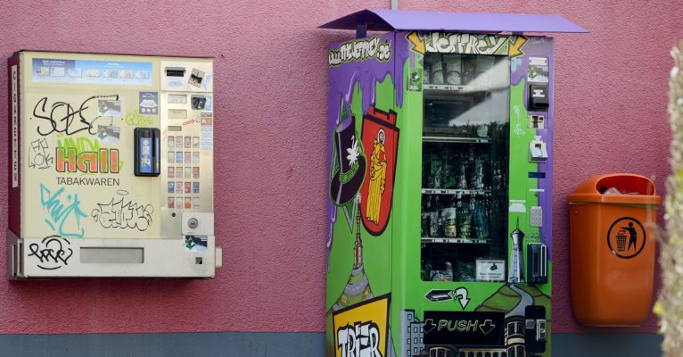 Der Cannabis-Automat in Trier steht in der Innenstadt bei einer Sportsbar. Foto: Harald Tittel/dpa-Bildfunk