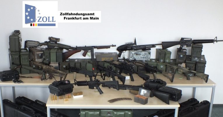 Dieses Waffenarsenal ordnet die Polizei derzeit einem 48-Jährigen aus dem Landkreis Kaiserslautern zu. Foto: Zoll Frankfurt