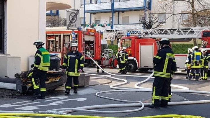 In Neunkirchen musste die Feuerwehr zu einem Wohnungsbrand ausrücken. Ein Sofa geriet in Brand. Foto: Brandon-Lee Posse