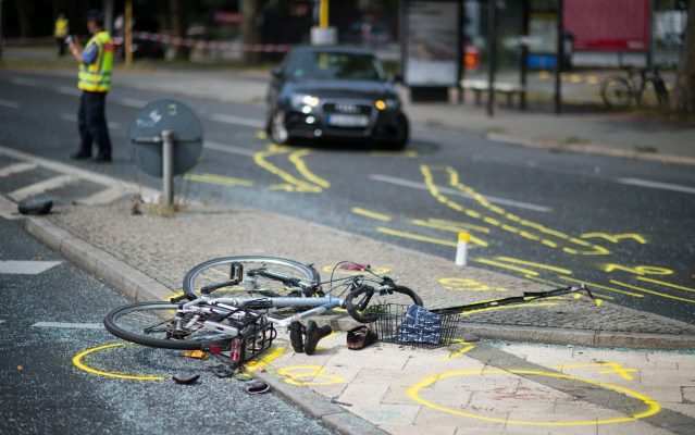In Saarlouis-Differten wurde ein Radfahrer von einem Pkw angefahren und verletzt am Boden liegen gelassen. Symbolfoto: Bernd von Jutrczenka/dpa