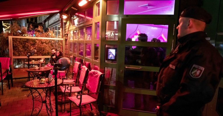 Die Polizei kontrollierte mehrere Gaststätten und eine Shisha-Bar im Stadtbereich. Symbolfoto: Bernd Thissen/dpa-Bildfunk