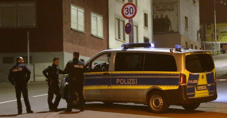 Die Polizei sperrte die Marienstraße in Neunkirchen für mehrere Stunden. Foto: Brandon Lee Posse
