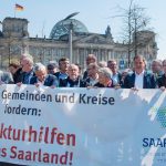 Alle saarländischen Bürgermeister protestierten in Berlin geschlossen für Strukturhilfen für das Saarland. Foto: Monika Skolimowska/dpa-Bildfunk