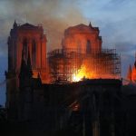 Feuerwehrleute versuchen, das Feuer in der Kathedrale Notre-Dame zu löschen. Foto: Michael Euler/AP