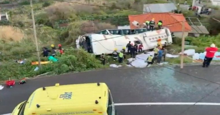 Bei einem Busunglück in Madeira kamen 29 Menschen ums Leben - vermutlich alles Deutsche. Foto: RTP/dpa
