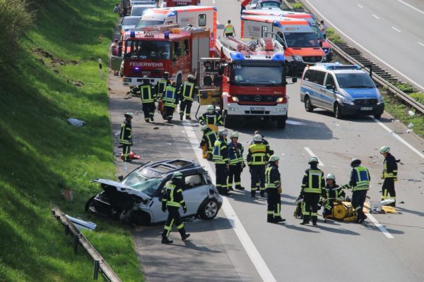 In Neunkirchen kam es auf der A8 zu einem schweren Unfall. Foto: Brandon-Lee Posse