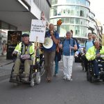 Der Verein "Fuss e.V." demonstrierte am Dienstag in Saarbrücken gegen E-Roller auf Gehwegen. Foto: Becker&Bredel
