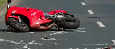 Der Motorradfahrer wurde bei dem Unfall bei Eiweiler leicht verletzt. Symbolfoto: Julian Stratenschulte/dpa-Bildfunk