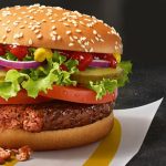 Der „Big Vegan TS“ ist der erste vegane Burger von McDonald's. Foto: McDonald's