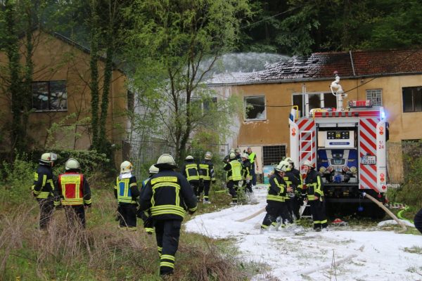 Brand in Sulzbach: Ein Feuerwehrmann wurde bei einem gefährlichen Einsatz verletzt. Foto: Brandon Lee-Posse
