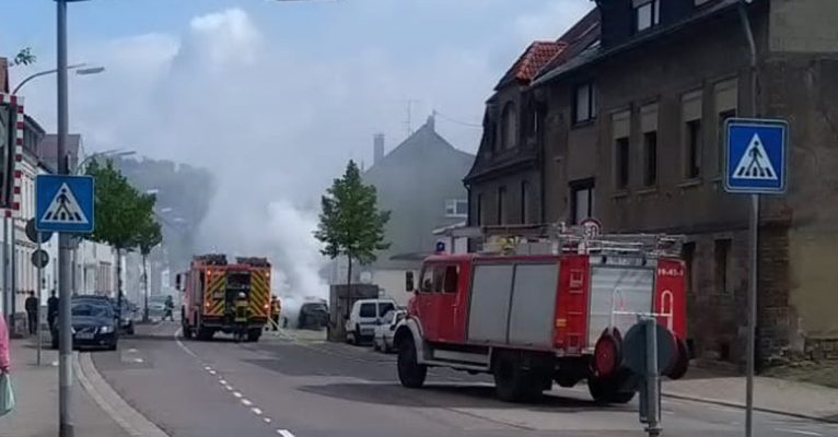 Trotz Einsatz der Feuerwehr brannte das Auto in der Kaiserstraße in Scheidt vollständig aus. Foto: SOL.DE-Leser