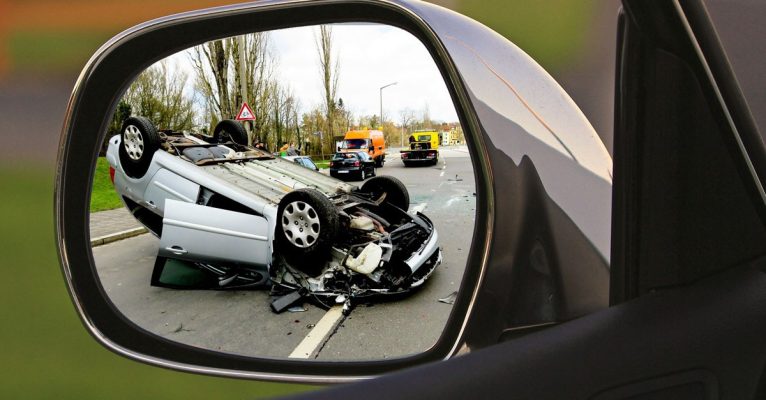 Der Wagen des 25-Jährigen Unfallverursachers blieb auf dem Dach liegen. Symbolfoto: Pixabay