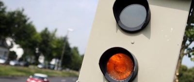 Ein Messgerät zur Geschwindigkeitsmessung, umgangssprachlich Blitzer genannt, steht am Strassenrand. Foto: Martin Gerten/Archivbild