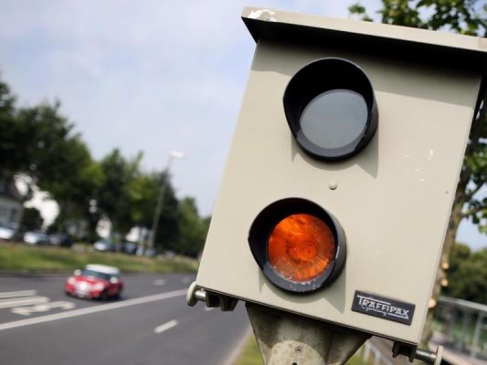 Ein Messgerät zur Geschwindigkeitsmessung, umgangssprachlich Blitzer genannt, steht am Strassenrand. Foto: Martin Gerten/Archivbild