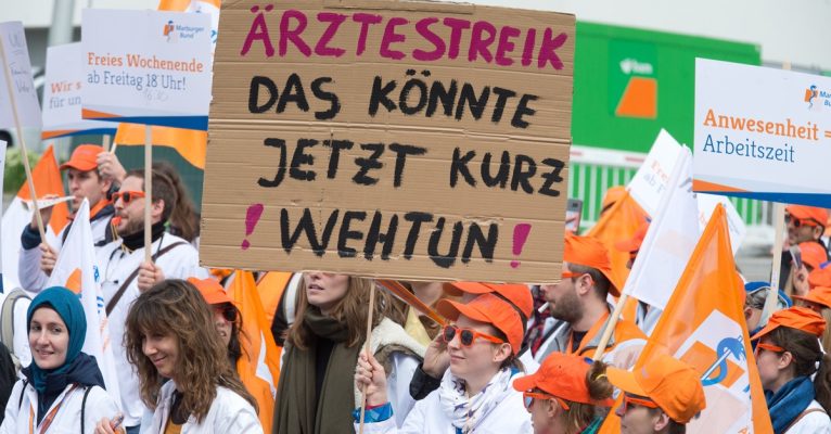 In ganz Deutschland streiken derzeit Klinik-Ärzte für mehr Freizeit und mehr Geld. Foto aus Stuttgart: Oliver Willikonsky/dpa-Bildfunk