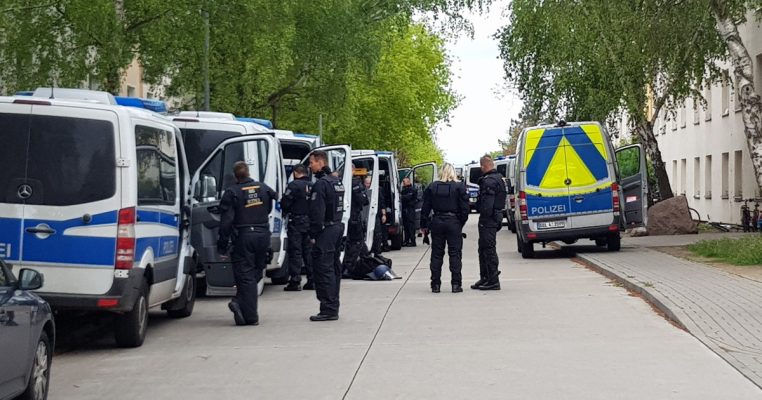 60 Örtlichkeiten durchsuchte die Polizei bei ihren Razzien, darunter auch Gebäude im Saarland. Symbolfoto: André Wirsing/dpa-Bildfunk.