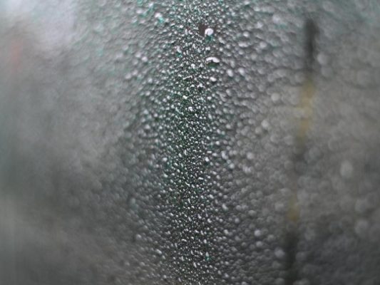 Regentropfen haben sich auf einer Autoscheibe gesammelt. Foto: Ralf Hirschberger/Archivbild