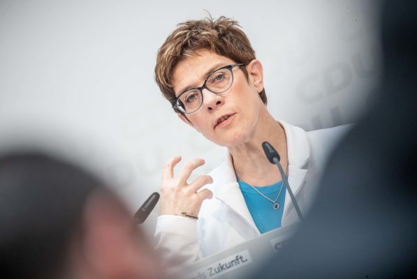 Annegret Kramp-Karrenbauer wird die neue Verteidigungsministerin. Foto: Michael Kappeler/dpa-Bildfunk