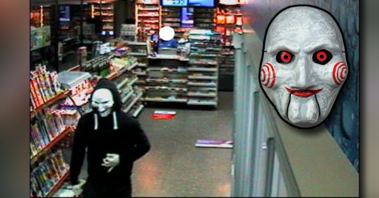 Bei den Überfällen trug einer der Täter eine sogenannte „Jigsaw-Maske“, bekannt aus der Filmreihe „Saw“. Foto: Polizei/Grafik: Maskworld.