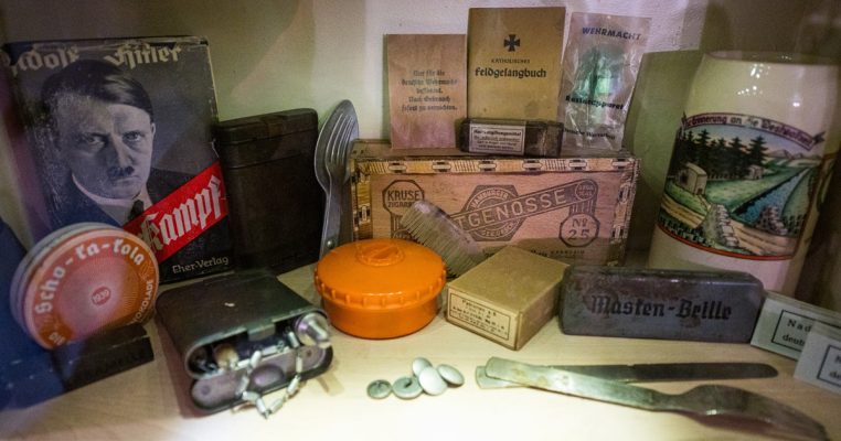Gegenstände, die Soldaten im B-Werk genannten Bunker wahrscheinlich in ihrem kleinen Spind hatten. Foto: Oliver Dietze/dpa-Bildfunk.