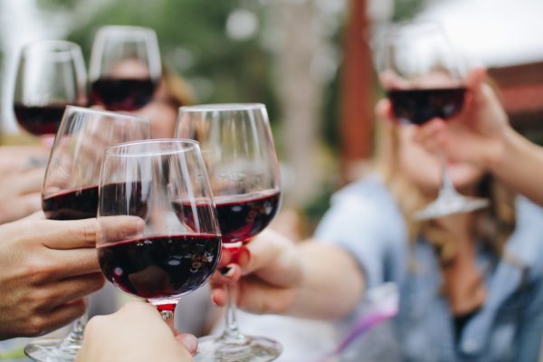 Die Weinzeit am Staden bietet leckere Weine in tollem Ambiente. Symbolfoto: Kelsey Knight/Unsplash