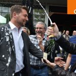 Sektdusche für Uwe Conradt: Der Christdemokrat ist neuer Oberbürgermeister von Saarbrücken. Foto: BeckerBredel