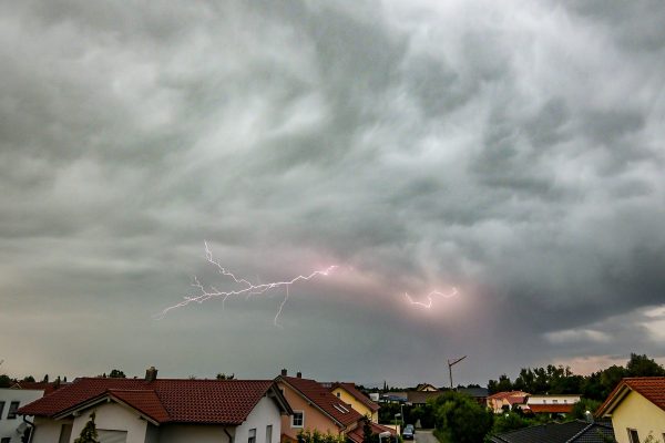 Im Saarland drohen laut Angaben des Deutschen Wetterdienstes erneut Gewitter und Unwetter. Symbolfoto: Armin Weigel/dpa-Bildfunk