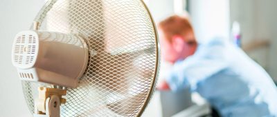 Hilft bei mehr als 30 Grad im Büro auch nicht mehr viel: ein Ventilator. Symbolfoto: dpa-Bildfunk/Wolfram Kastl