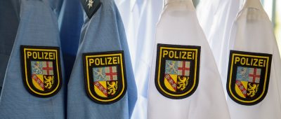 Im Dienst ist das Tragen von Kurzarmhemden für saarländische Polizisten tabu. Symbolfoto: Oliver Dietze/dpa-Bildfunk.