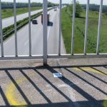 Von einer Autobahnbrücke in Quierschied-Göttelborn haben Unbekannte einen Stein geworfen. Symbolfoto: Benjamin Nolte/dpa-Bildfunk.
