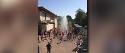 Die Kinder der Limbacher Grundschule freuten sich über die Abkühlung. Screenshot: Facebook/Feuerwehr Kirkel (Löschbezirk Limbach)