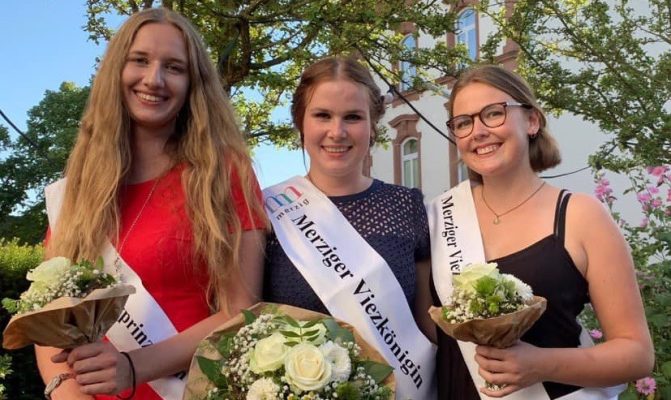 Die neue Merziger Viezkönigin Laura Fox (Mitte) mit den Prinzessinnen Celina Fischer (links) und Jana Weiten. Foto: Stadt Merzig.