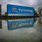 Das Logo von Thyssenkrupp steht auf dem Gelände der Hauptzentrale des Unternehmens. Foto: Guido Kirchner/Archivbild
